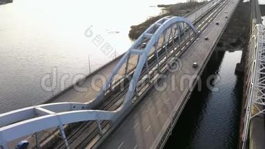基辅市区一列电动火车通过Dnieper，经过Darnytsia桥。 乌克兰、东欧
