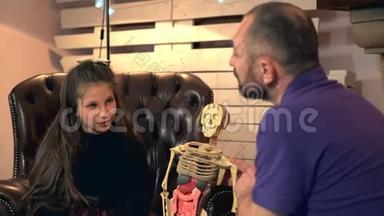 父亲解释说他的小女儿的骨骼结构显示在骨骼上