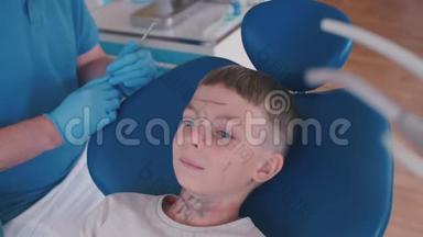 在<strong>接待处</strong>坐在牙医椅子上的青少年