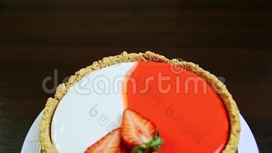 全景在整个圆形的釉面芝士<strong>蛋糕装饰草莓</strong>切片