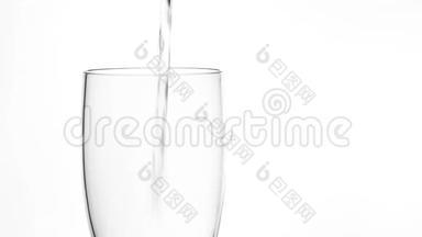 在白色<strong>背景</strong>的透明饮料玻璃中倒入淡水。 <strong>清凉</strong>饮料和点心。
