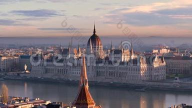 在美丽的黎明天空的背景下<strong>建立</strong>布达佩斯议会。 布达佩斯黎明