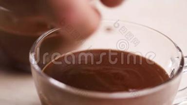 带棉花糖的热巧克力。 在一杯热饮料特写镜头中落下棉花糖。 冬季概念，秋季