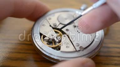 钟表匠正在修理机械手表