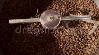 新鲜烤咖啡豆从一个大咖啡<strong>烘焙</strong>机。 在<strong>烘焙</strong>设备上烤咖啡豆。 咖啡豆