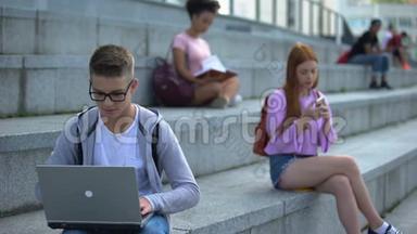 集中在高中的学生工作在线笔记本电脑，玩游戏