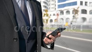 商人，穿着西装，穿着外套，靠近马路，使用智能手机，打出租车，寻找免费汽车