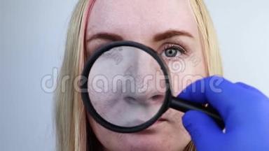 <strong>毛孔</strong>粗大，黑点，痤疮，酒渣鼻特写在脸颊上.. 一名妇女正在接受医生的检查。 皮肤科医生检查