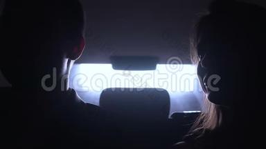 年轻男女在车上交谈，夫妻在交通工具上交谈，约会