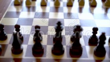 棋子放在棋盘上，棋局开始.. 国际象棋放在棋盘上。