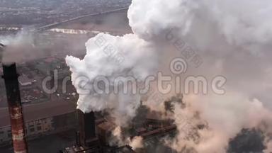 空中飞行。 全球战争。 <strong>灰色</strong>烟雾的高烟囱管道视图。 烟生态污染工业<strong>大气</strong>