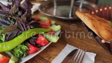 盘子里有蔬菜和蔬菜-<strong>一切</strong>都是五颜六色和新鲜的。
