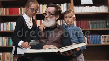 可爱的十几岁的小学生和他们聪明的老爷爷在图书馆书架附近看书