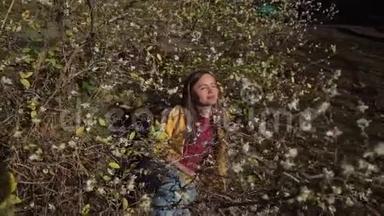 可爱的女孩躺在开花的树下，享受着芬芳和阳光