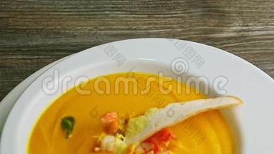 鱼奶油汤装饰和大虾尾巴碗的特写全景