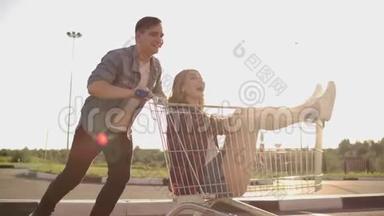 一个男人跑着推着一辆超市的手推车，把一个女孩压在里面，疯狂地取笑学生。