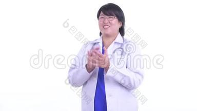 快乐超重亚洲女医生拍手