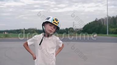 戴着头盔的骄傲少年站在高速公路上
