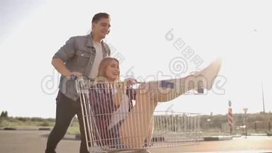 一个男人跑着<strong>推</strong>着一辆超市的手<strong>推</strong>车，把一个女孩压在里面，疯狂<strong>地</strong>取笑学生。