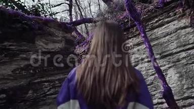 紫罗兰<strong>童话</strong>森林.. 女孩正慢慢地走在紫色树木之间的山迷宫里。 幻想，虚幻，<strong>童话</strong>