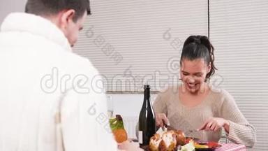 坐在桌边和丈夫一起享用<strong>圣诞大餐</strong>的女人