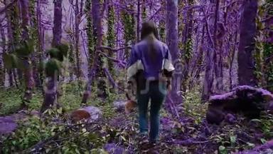 紫罗兰童话森林.. 走在迷人的紫色森林里，女孩找到了树桩，走到树桩前，坐下来寻找