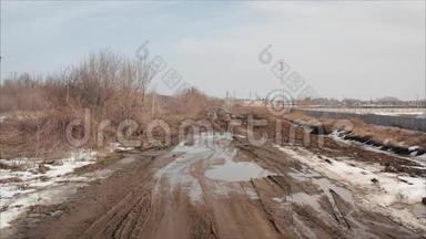 俄罗斯的<strong>春</strong>天。 肮脏的<strong>春</strong>路。 泥土覆盖雪融化在路边，在<strong>春</strong>天的季节创造了水坑。 肮脏的雪，