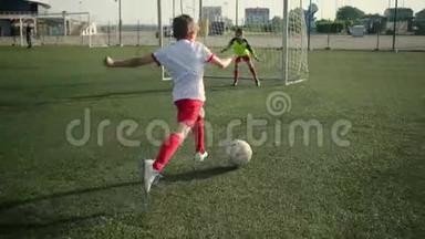 年轻的小学生足球运动员在比赛中得分