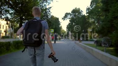 一位<strong>学生摄影</strong>师正走在他身后的城市街道上