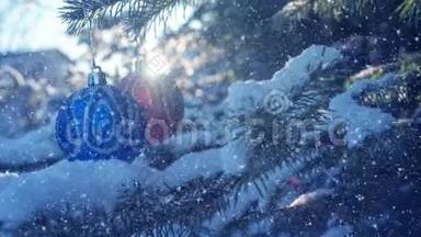 圣诞树上的圣诞装饰，降雪，节日装饰