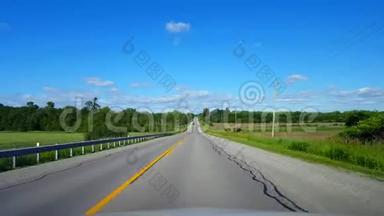 *在<strong>暑假</strong>期间驾驶乡村乡村。 沿着美丽的阳光乡村道路的司机视角