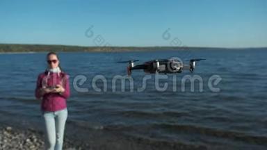 年轻女子用无人机摄像机飞行和拍摄。 四架直升机在空中盘旋，并拍摄照片和视频。 飞行无人机