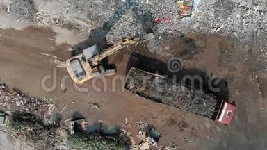 一台挖掘机和一辆卡<strong>车</strong>在拆除场地的空中<strong>俯视</strong>图