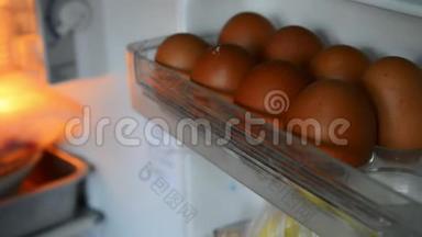 从冰箱托盘里拣鸡蛋