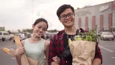 美丽的<strong>照片</strong>，微笑的越南人民站在大<strong>超市</strong>的背景上，带着食物袋