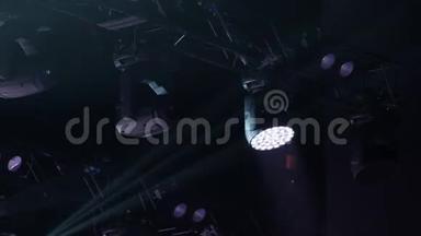 音乐会舞台背景上的灯光
