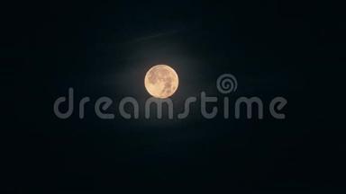 大圆月，夜空中有一个橙色的色调