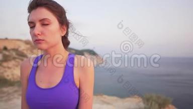 白种人女孩做呼吸练习-早上在海边冥想，特写镜头