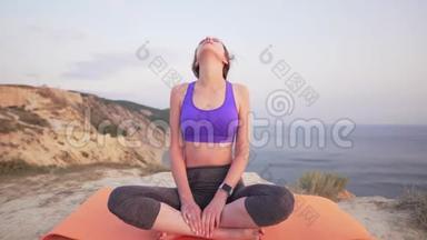 运动女孩练习瑜伽-专注于呼吸，努力让自己平静下来，背景是山和海，<strong>刮风</strong>