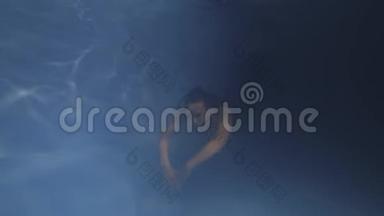 穿着蓝色<strong>衣服</strong>的女人正在游泳池里<strong>潜水</strong>和游泳，4K