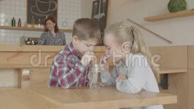 孩子们在自助餐厅汩汩地喝着柠檬水
