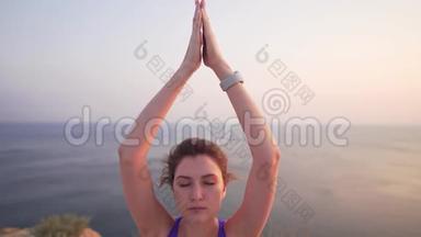 一个高加索女孩练习瑜伽的特写。 女人垂下手，叹了口气，看着镜头。