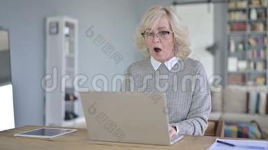 现代办公室面对笔记本电脑丢失的悲伤老妇人