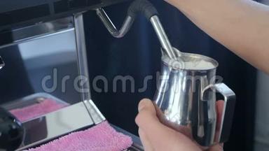 咖啡机为咖啡提供流动牛奶