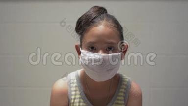 肖像亚洲可爱女孩在家中<strong>脱</strong>下<strong>防</strong>护面罩和饮用水。