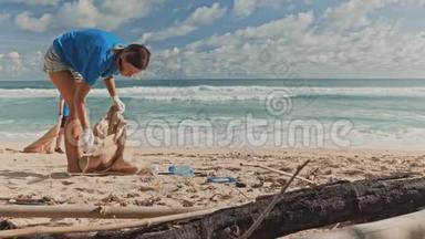 <strong>志愿者</strong>打扫海滩。 整理海滩上的垃圾