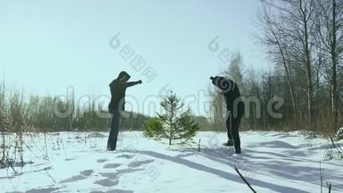 两个男人围着<strong>圣诞</strong>树在冬天的田野里跳舞和胡闹，<strong>迎</strong>接新年的概念