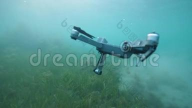 无人机在水下缓慢下沉，坠落到海底。