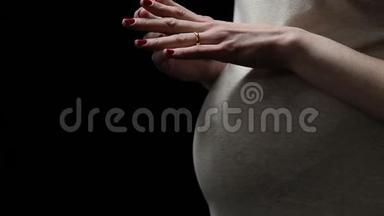 孕妇摘下结婚戒指，面对单身母亲，特写