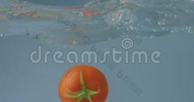 新鲜的红番茄在水下<strong>游动</strong>。